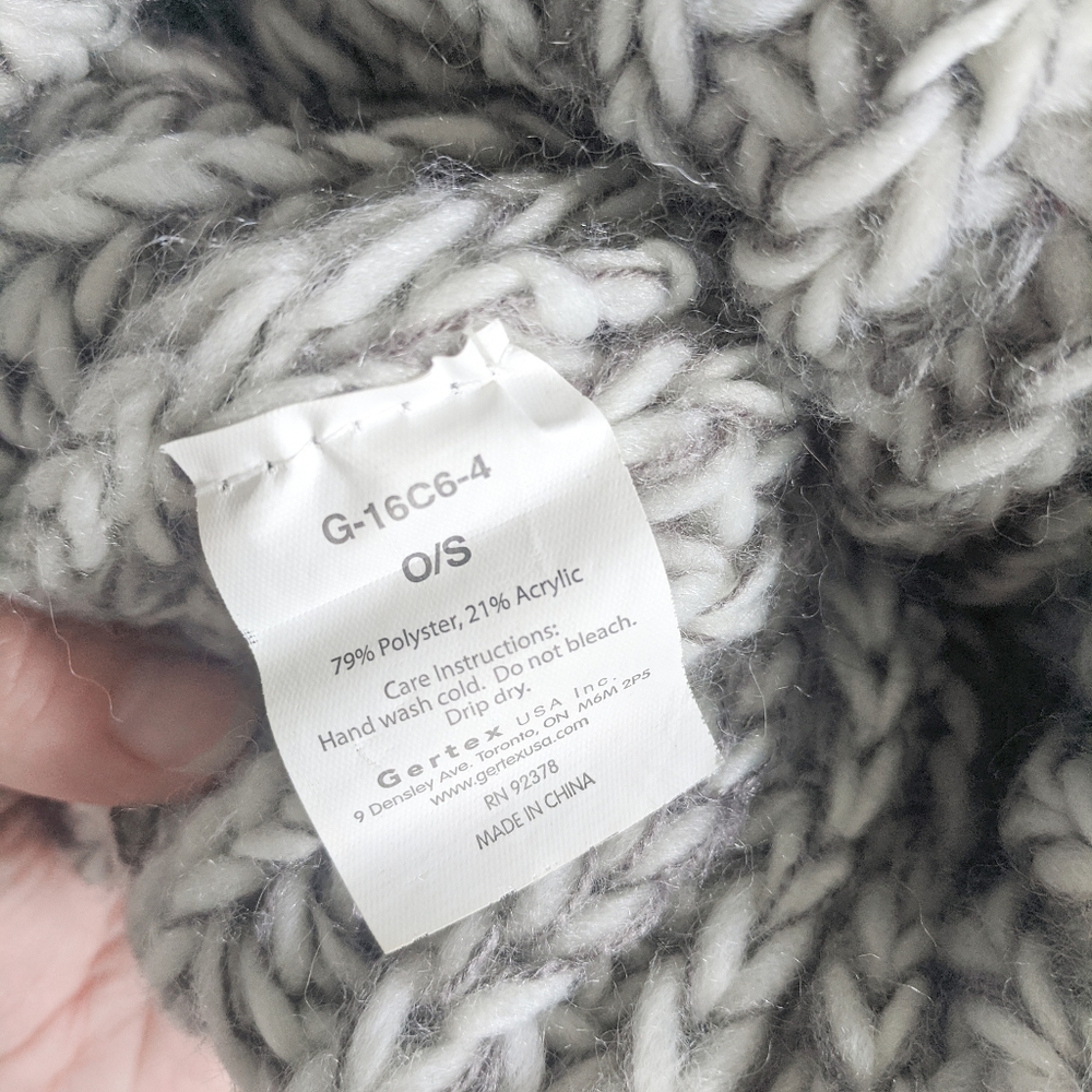 Gertex Chunky Knit Beanie with a Poof - Picture 3 of 3